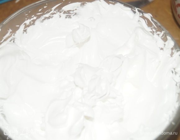 Для меренги: в чашу выложить белки комнатной температуры, добавить лимонную кислоту и начать взбивать с маленькой скорости, увеличивая до самой большой. Затем тонкой струйкой всыпать сахар, не переставая взбивать. После этого чашу с белками переместить на водяную баню и взбивать по часовой стрелке еще около 10 минут. Готовая масса должна стать блестящей и плотной.
