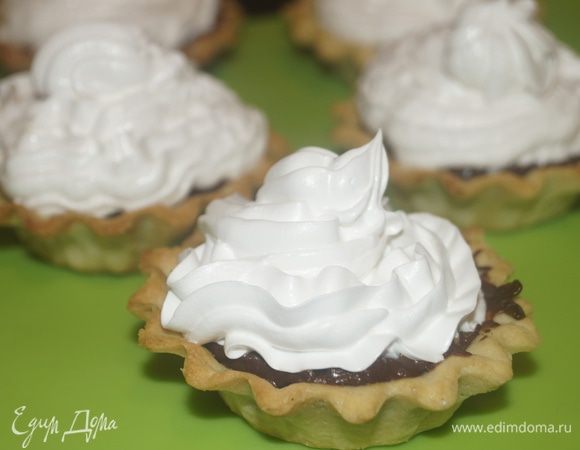 Сверху украсить швейцарской меренгой при помощи кондитерского мешка. 
