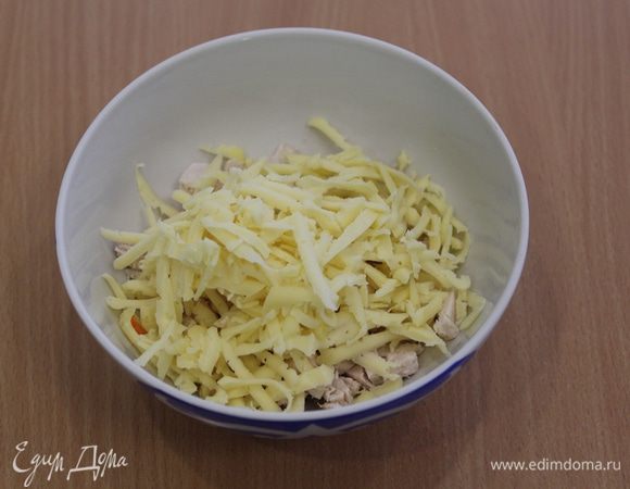 На крупной терке натереть сыр.