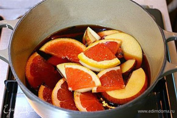 Добавить дольки грейпфрута и яблока, продолжить варить еще 5 минут.