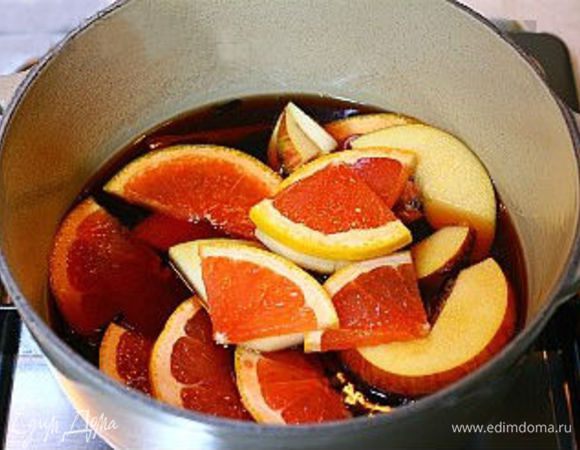 Добавить дольки грейпфрута и яблока, продолжить варить еще 5 минут.