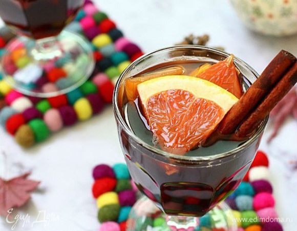 Готовый глинтвейн разлить в бокалы.