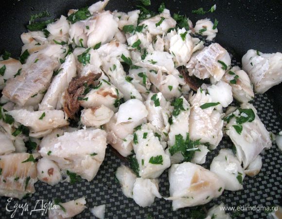 Вынуть рыбу из воды, разобрать на кусочки. Через минуту приготовления анчоусов добавить к ним рыбу, мелко нарезанную петрушку, лимонный сок.