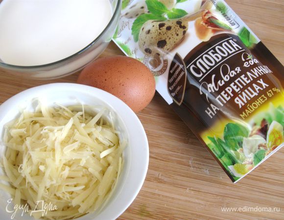 Сыр натереть на крупной терке. Отдельно поджарить на оливковом масле репчатый лук, шнитт-лук нарезать, после того, как репчатый лук остынет, добавить к нему шнитт-лук.