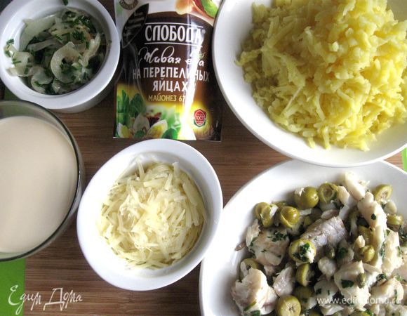 Дать остыть картофелю до теплого состояния, почистить, натереть на крупной терке.