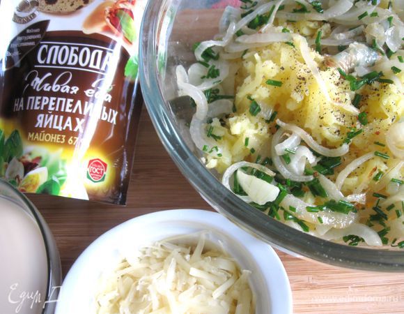 Добавить к картофелю соль, перец, лук репчатый, шнитт-лук, перемешать.