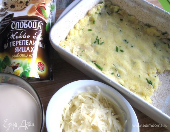 Взбить слегка вилкой яйцо, добавить сливки, перемешать. Духовку разогреть до 200°С. Форму смазать маслом, обсыпать сухарями. Начать укладывать картофель. На нижний слой используем часть картофеля.
