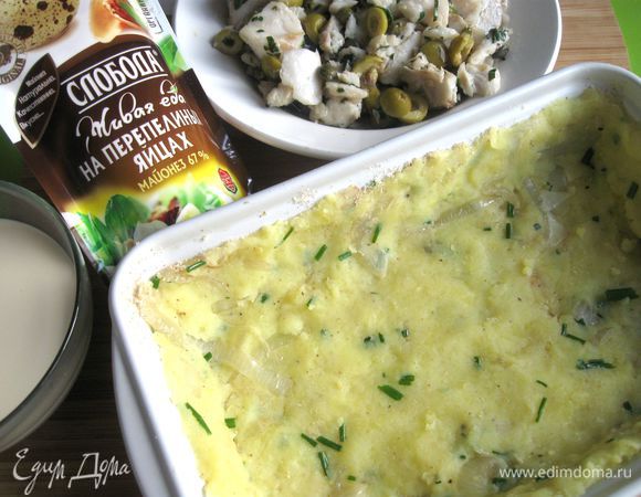 Слой картофеля уложен, сделаны бортики из картофеля. 
