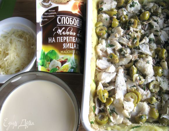 На него положить равномерно рыбу с оливками и каперсами, налить часть заливки.