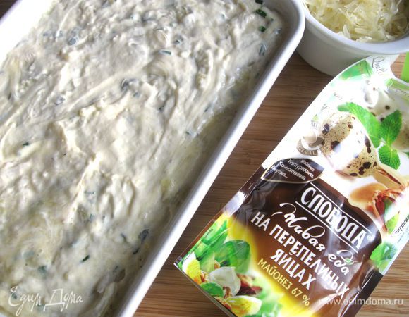 В верхний слой картофеля также добавить яйцо со сливками, выровнять, смазать слоем майонеза ТМ «Слобода» На перепелиных яйцах.
