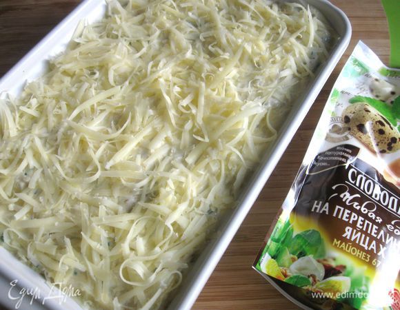 Посыпать сыром. 