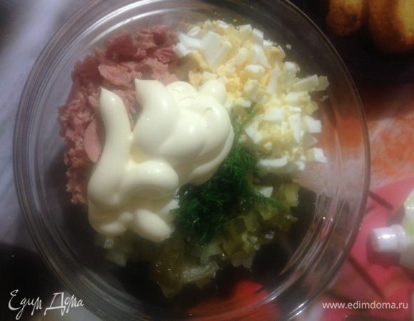 Режем мелким кубиком яйцо, огурцы. Тунец размять вилкой. Зелень мелко крошим. 