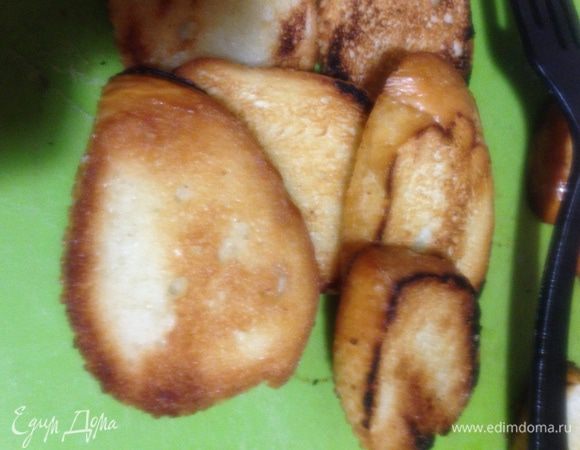 С двух сторон обжариваем кусочки багета примерно по 1 см толщиной на растительном масле.