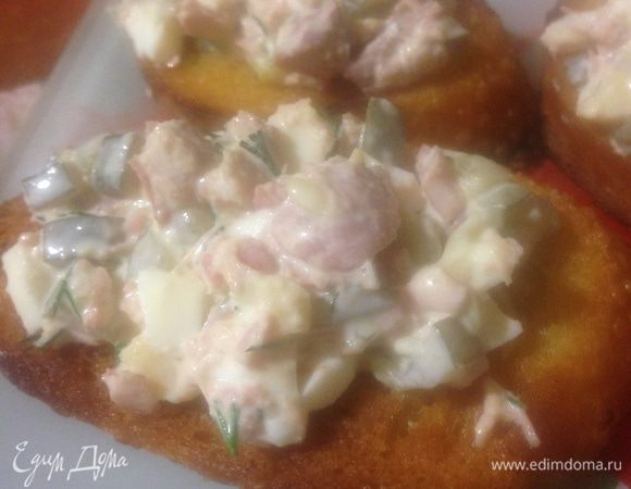 Выкладываем нашу закуску на багет. Его предварительно можно натереть чесноком.
Приятного аппетита!