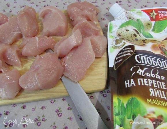 Куриное филе вымыть, просушить, нарезать небольшими кусочками. И пробить в блендере до однородности фарша.