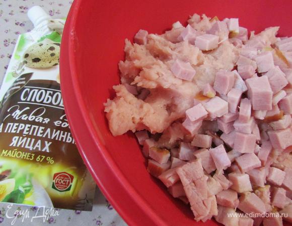 В миске соединить куриный фарш и ветчину.