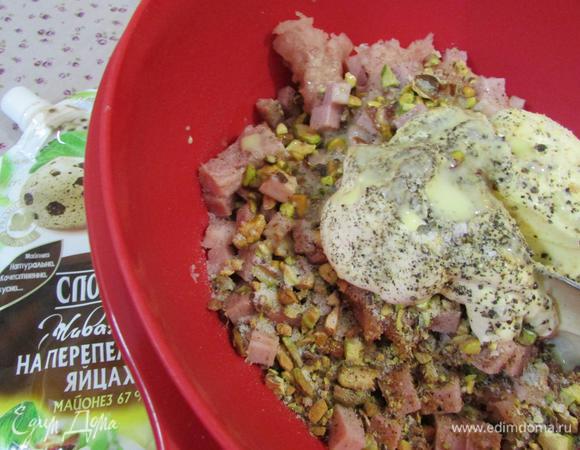 Ввести теплое сливочное масло. Добавить специи. Хорошо все перемешать.