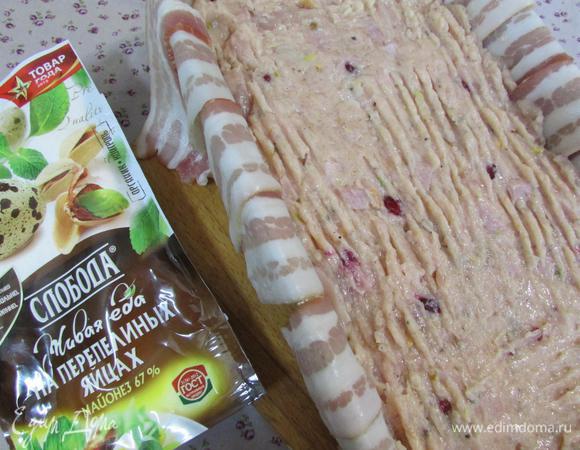 Форму для кекса застелить полосками бекона так, чтобы края свешивались. Выложить куриную массу, полностью заполняя форму, и слегка придавить.