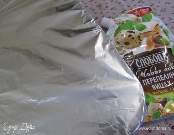 Форму накрыть фольгой и отправить в разогретую духовку (170°С). Запекать 40 — 45 минут.