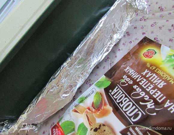 Через 40 минут форму с террином извлечь из духовки. И тут же, горячим, не снимая фольгу, поставить под гнет. Дать полностью остыть. Затем с тем же гнетом убрать в холодильник, примерно на 7 — 8 часов.