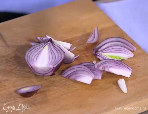 Красный лук почистить и нарезать дольками.