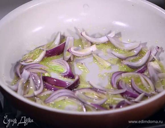 Разогреть в сковороде 1‒2 ст. ложки оливкового масла и обжарить лук.