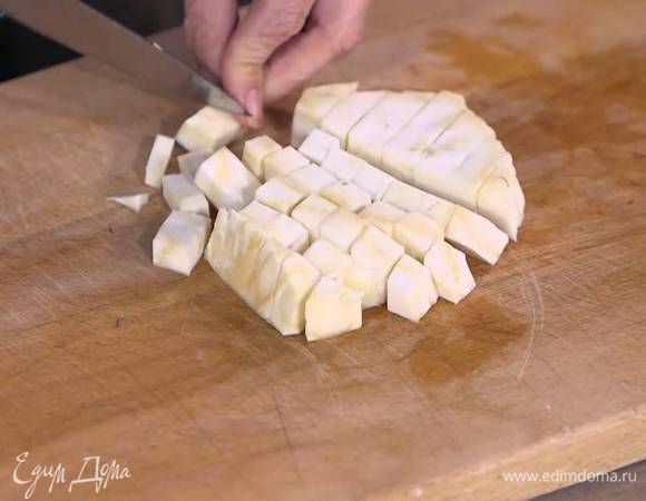 Корень сельдерея почистить, нарезать маленькими кубиками и добавить к луку.