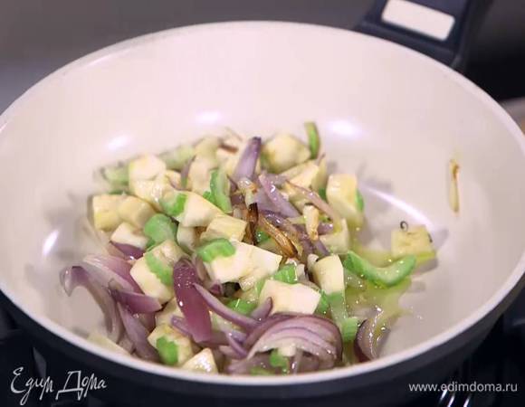 Стебель сельдерея мелко порезать, добавить к овощам и еще немного обжарить.