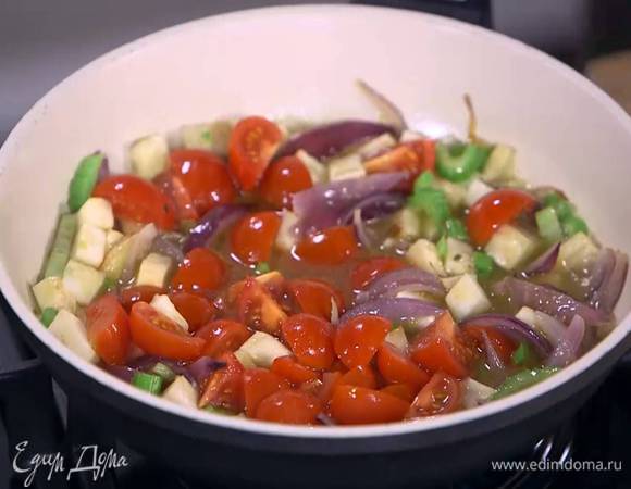 В сковороду с овощами влить 100 мл горячего бульона, все перемешать, затем добавить нарезанные черри, еще раз перемешать, накрыть крышкой и тушить до готовности.