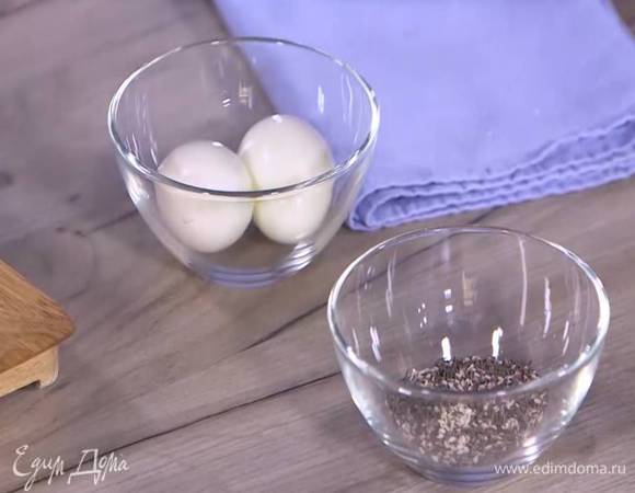 Два яйца отварить вкрутую и почистить.