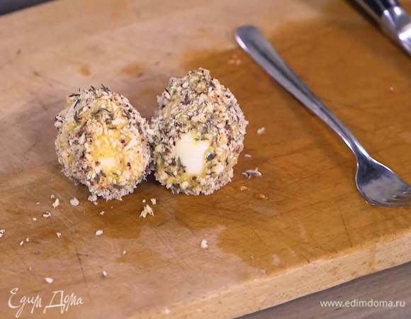 Оставшееся яйцо размешать вилкой, обмакнуть в него вареные яйца и обвалять в панировочных сухарях, затем снова обмакнуть в яйцо, обсыпать ароматной смесью и обвалять в панировочных сухарях.