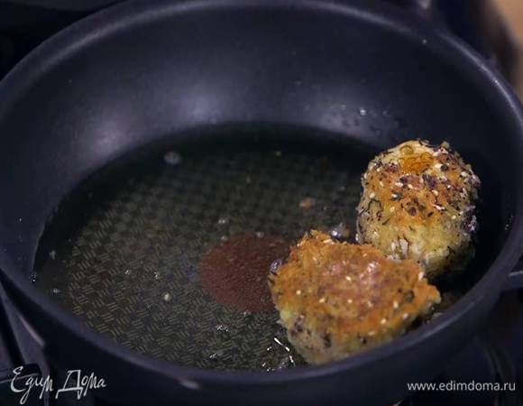 Разогреть в отдельной сковороде оставшееся оливковое масло и обжарить панированные яйца со всех сторон, затем разрезать пополам.