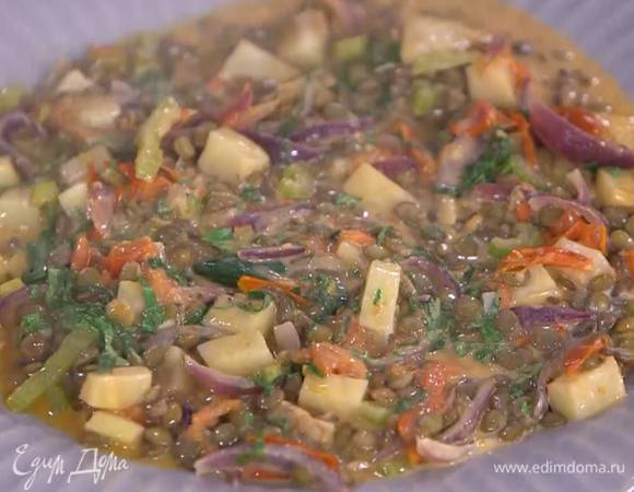 Готовые овощи посолить и поперчить, выложить к ним отваренную чечевицу, перемешать, влить еще немного куриного бульона и довести до кипения, затем добавить сметану, еще раз все перемешать и немного прогреть.