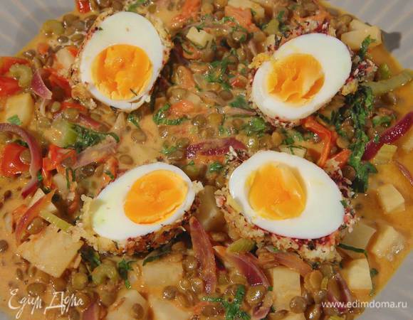 Базилик мелко порубить, добавить к овощам, все перемешать и выложить на тарелку, сверху поместить половинки яиц.