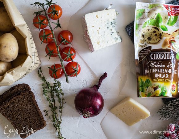 Разогрейте духовку до 190°С. Картофель очистите и промойте, чтобы смыть лишний крахмал. Сложите в сотейник, залейте холодной водой и посолите. Доведите до кипения и варите 10 минут. Затем слейте воду и дайте картофелю обсохнуть.