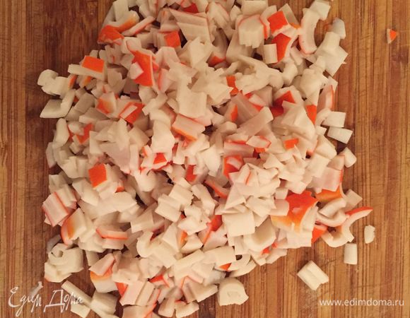 Крабовые палочки нарезаем достаточно мелко, так салат будет мягче и вкуснее. 