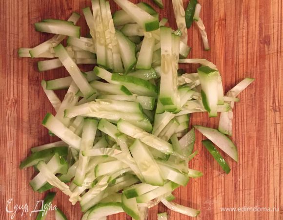 Огурцы нарезаем соломкой. 