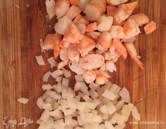 Креветки и кальмара нарезаем крупнее, чем крабовые палочки. 