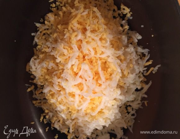 Яйца натираем на мелкой терке. 