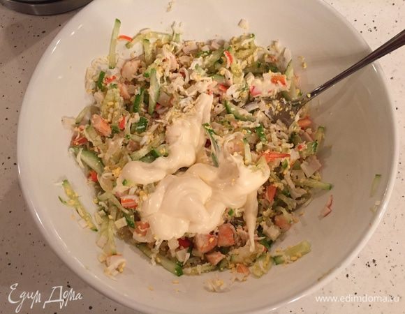 Добавляем майонез и перемешиваем. 