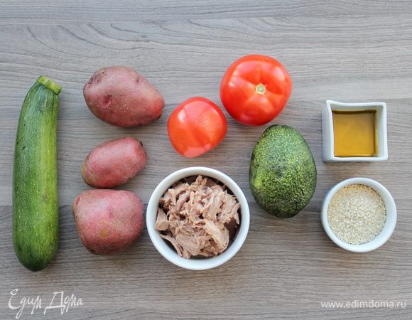 Используем тунец в собственном соку. Картофель тщательно промываем и ставим вариться на средний огонь до готовности (помним, что время варки картофеля зависит и от ее размера). Подготавливаем остальные ингредиенты.