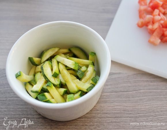 Томат и авокадо нарезаем кубиком, цукини нарезаем соломкой. Далее обжариваем цукини на заранее разогретой сковороде с добавлением кунжутного масла Biolio в течение трех минут, помешивая.