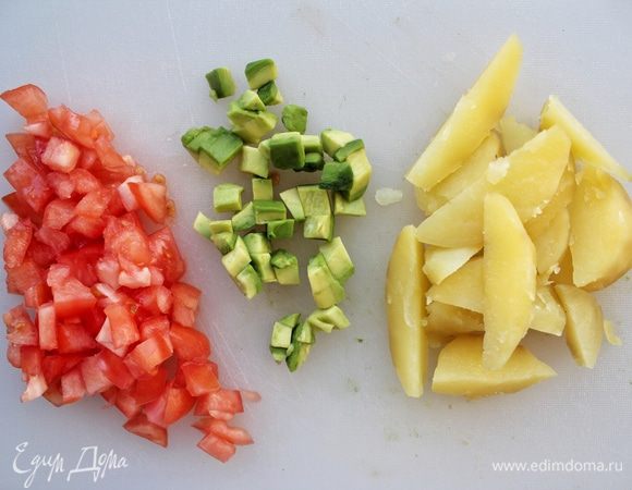 Готовый картофель немного остужаем (так, чтобы комфортно было дальше с ним работать), удаляем кожуру и нарезаем дольками. Томат и авокадо соединяем, перемешиваем. Кунжут обжариваем в течение 30 секунд до появления характерного золотистого цвета.