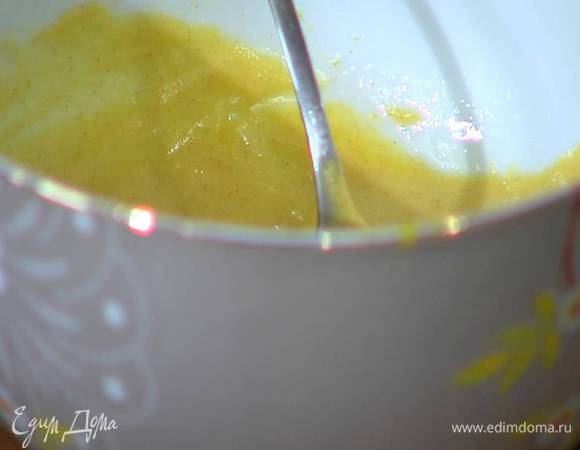 Приготовить заправку: горчицу соединить с 1 ст. ложкой лимонного сока, влить 2‒3 ст. ложки оливкового масла и все перемешать.