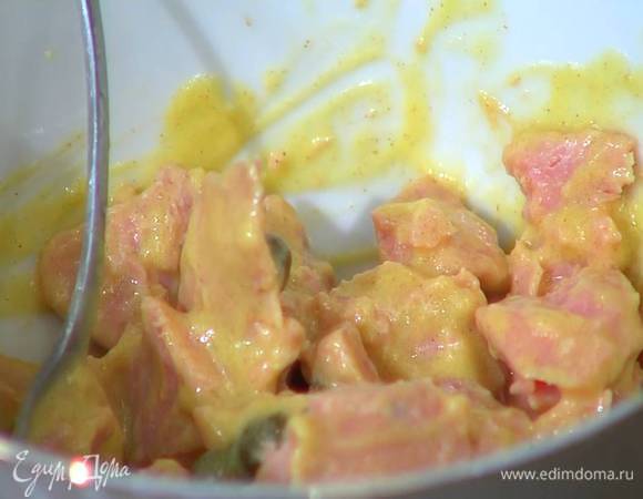 Тунца разобрать на небольшие кусочки, выложить в заправку, добавить каперсы, все перемешать и дать немного постоять.