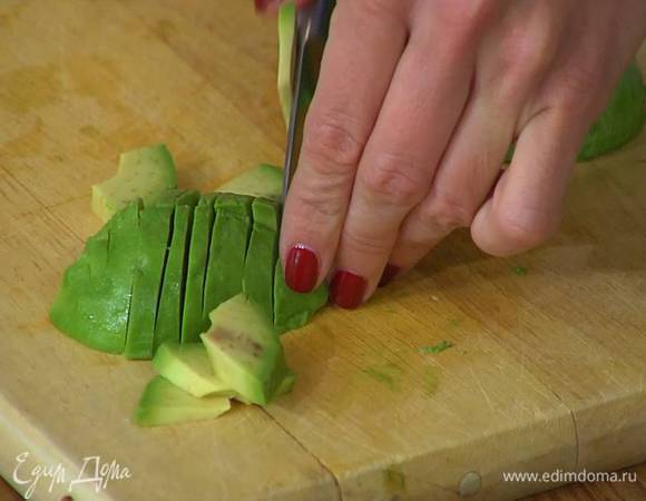 Авокадо почистить и, удалив косточку, порезать небольшими кусочками.