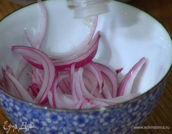 Красный лук почистить, нарезать тонкими ломтиками, залить яблочным уксусом и дать немного постоять.