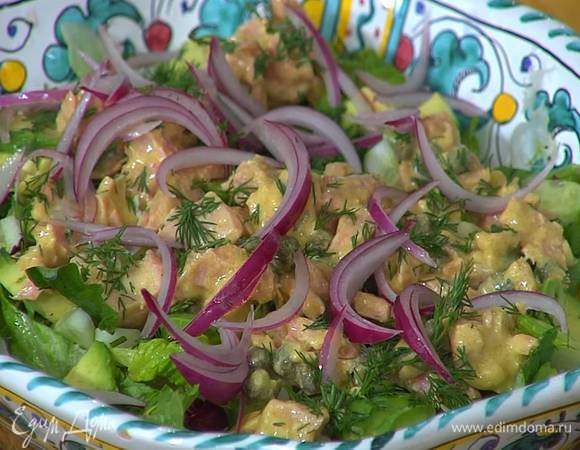 Салатный микс выложить на блюдо, полить оставшимся лимонным соком, оливковым маслом, посолить и поперчить, затем добавить огурец, авокадо и тунца в заправке, посыпать укропом, сверху разложить замаринованный красный лук.