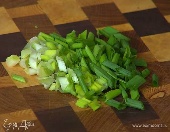 Зеленый лук, кинзу и петрушку порезать.