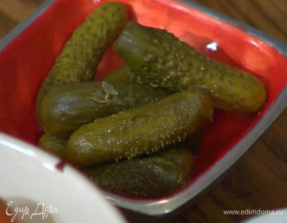 Маринованные огурцы порезать.
